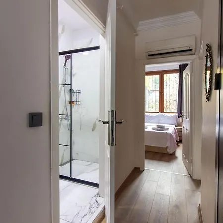 Authentic 2br Gem In The Heart Of Samatya דירה איסטמבול